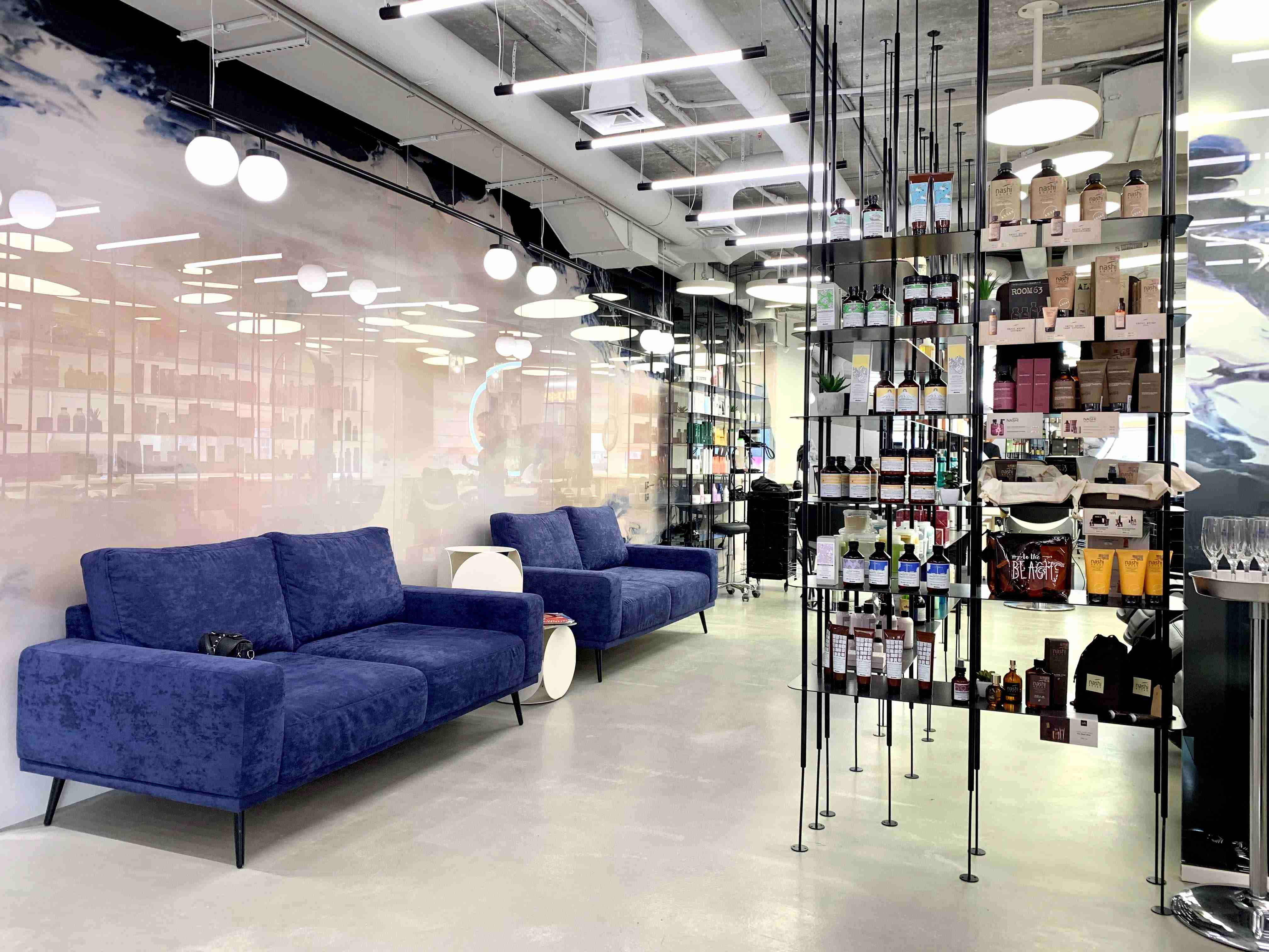 Арт-декор на склі в салоні краси